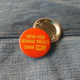 Ansteckbutton Wenn hier jemand brüllt dann ich auf Jeans mit Rückseite